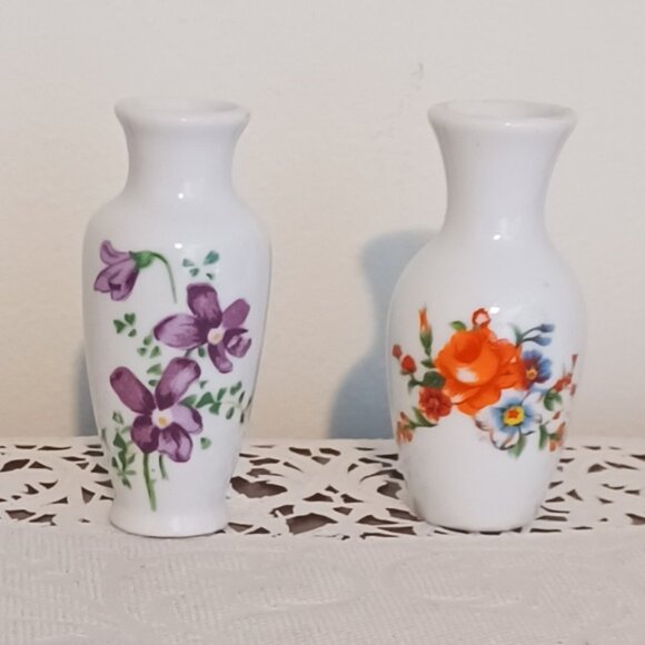 Two Vintage Miniature Bud Vases With Flower Design from Taiwan - Picture 1 of 6